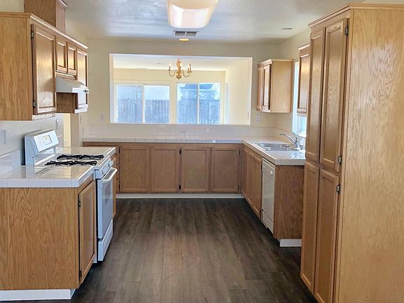 Kitchen: new high performance hybrid WPC flooring, water resistance, for easy cleaning and peace of mind.