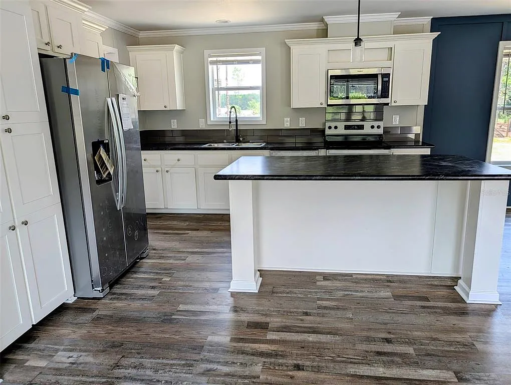 3 bed, 2.0 bath, 1813 sqft, $2,450 — Photo 3