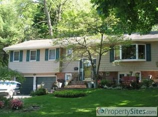 110 Hillside Rd, Farmingdale, NY 11735