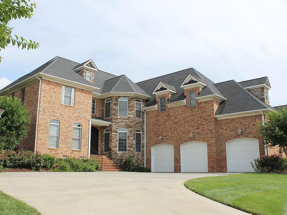 FRONT EXTERIOR w/3car garage