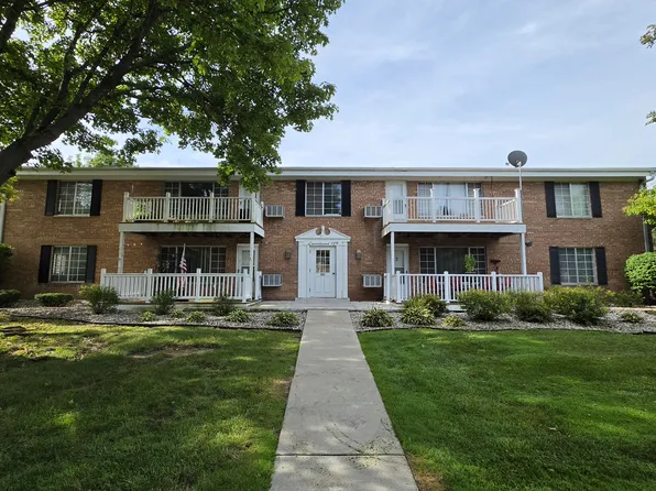 139 Heidel Rd APT 7, Mequon, WI 53092