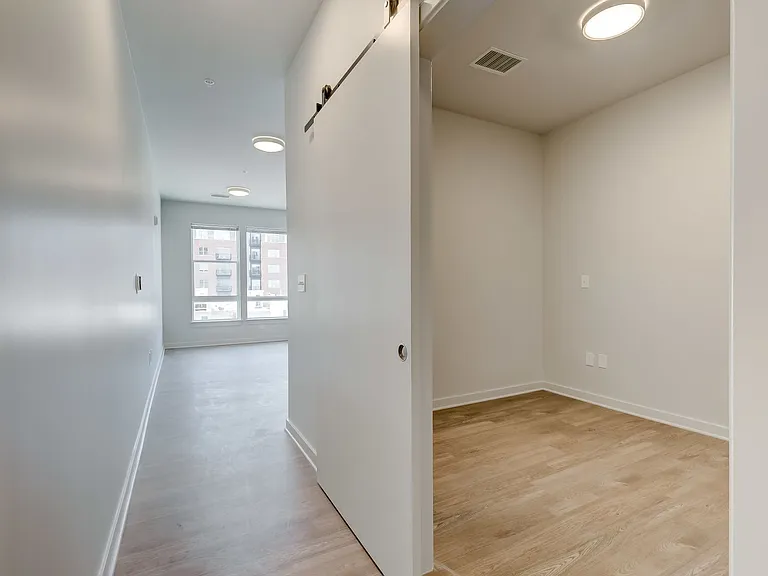 115 W Hamburg — Photo 39