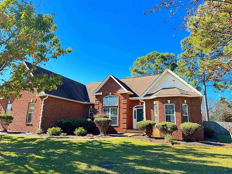 701 Victoria Cir — Photo 3