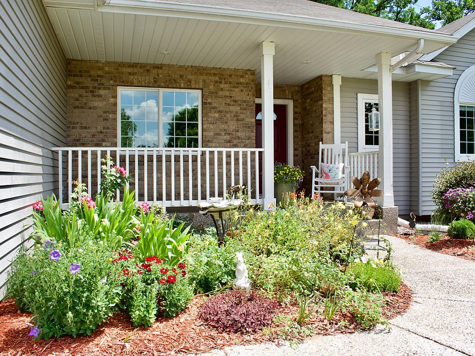 1st image of 916 Oakcrest Dr
