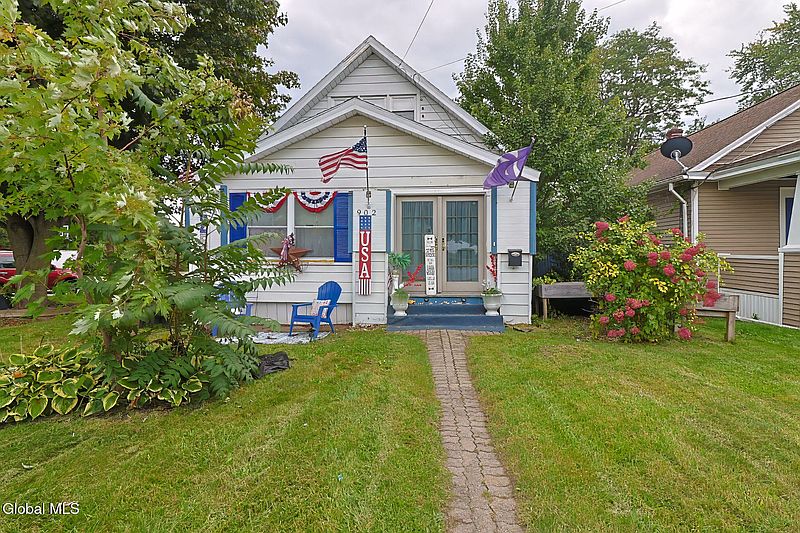 2nd image of 902 Altamont Avenue