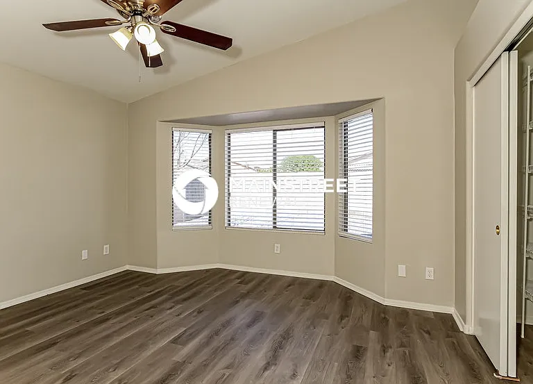 8818 W Loma Ln — Photo 12