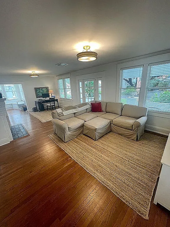 3 bed, 1.5 bath, 2038 sqft, $5,200 — Photo 2
