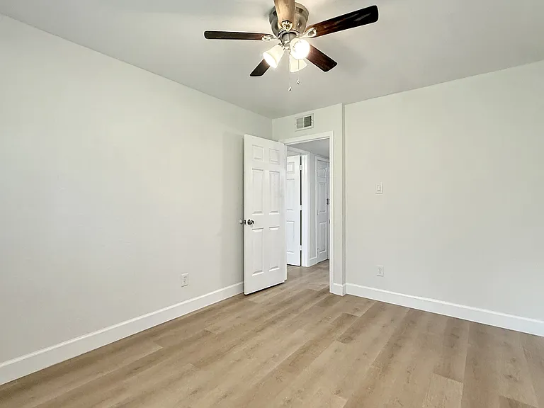 1016 E Walker St — Photo 15
