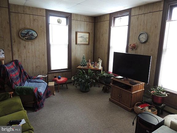 3rd image of 213 Broadway