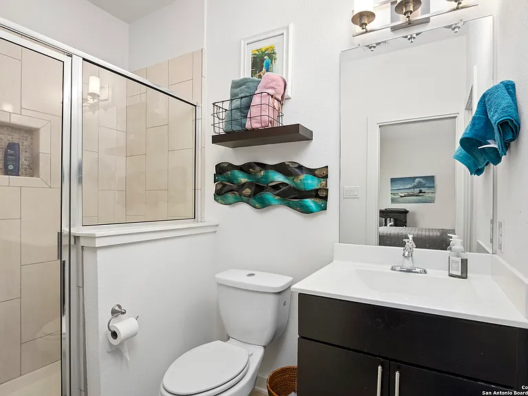 223 W Laurel — Photo 15