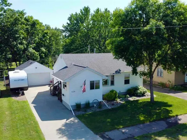 626 E 38th St, Hibbing, MN 55746