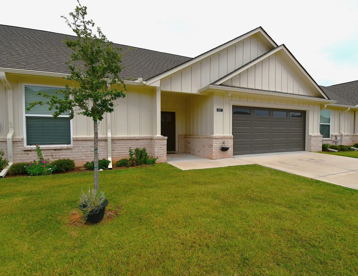 Hamilton Meadows Gated Community! Lovely, Modern 2 Bedroom, 2 Bath Home w/Garage — Photo 2