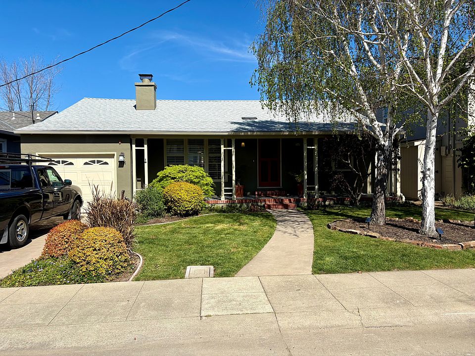Beautiful front of house and yard