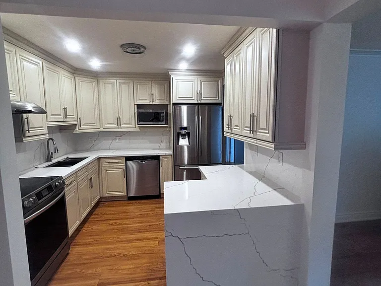 1285 Rebecca St — Photo 4