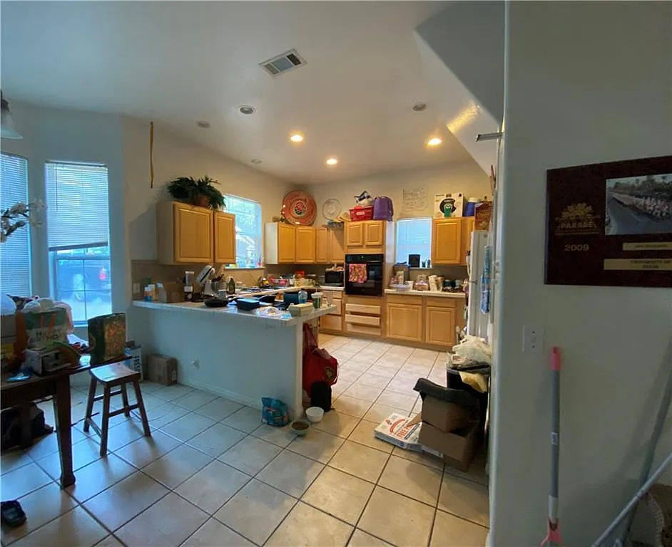 4 bed, 2.5 bath, 2318 sqft, $4,095 — Photo 3