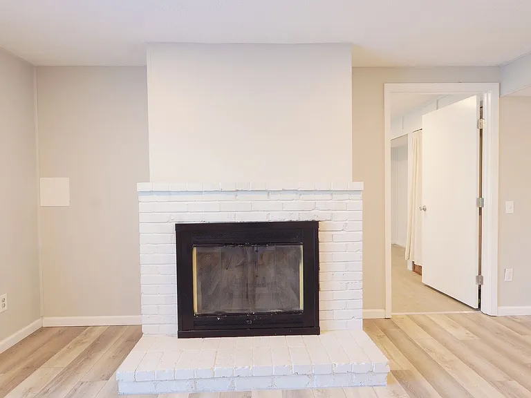 975 Barbizon Dr — Photo 28