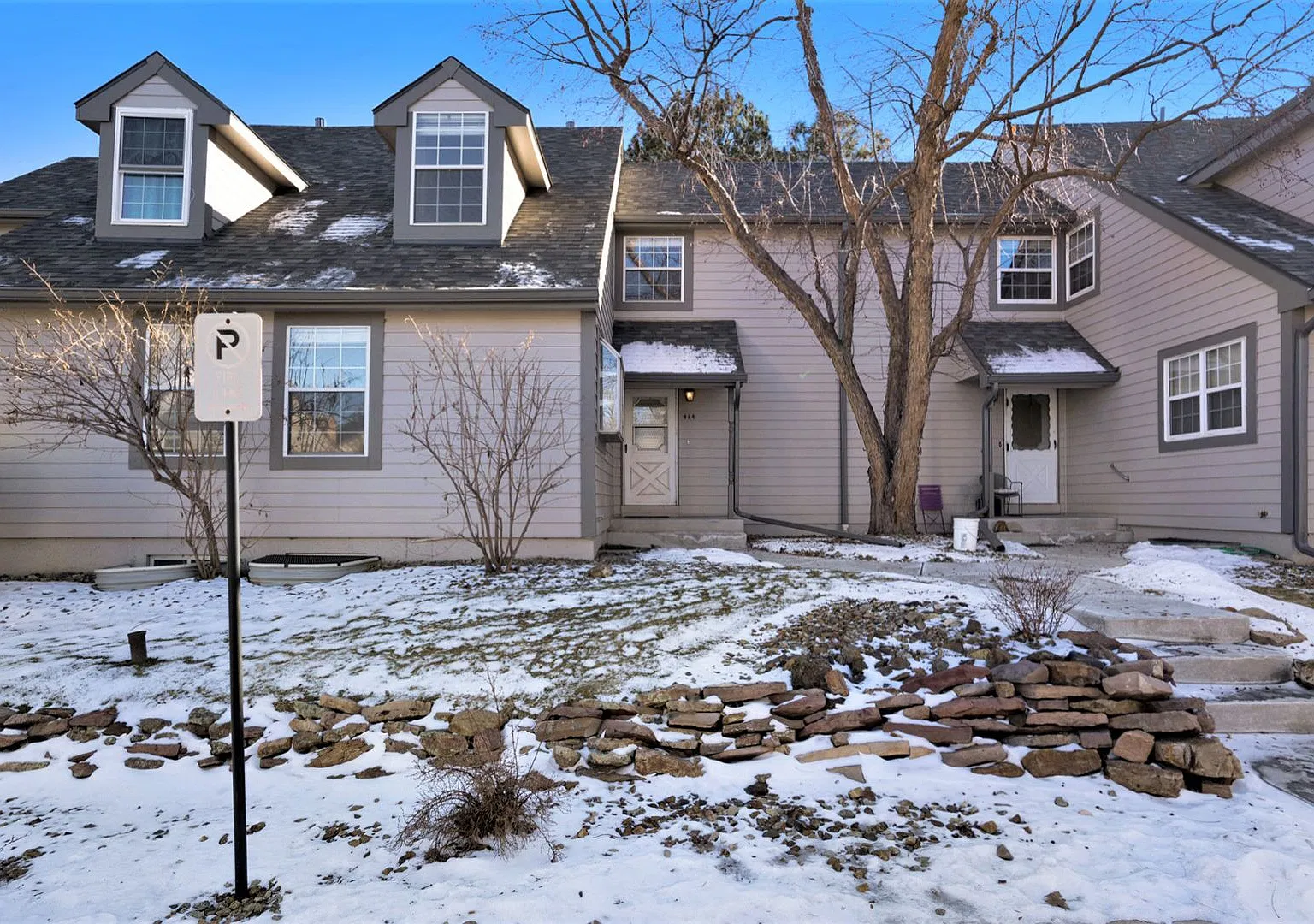 3 Bedroom Townhouse in School District #12, Main Level bedroom, 1 Car Garage — Photo 2
