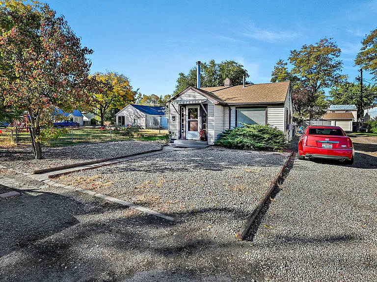 1519 S Division Ave — Photo 3