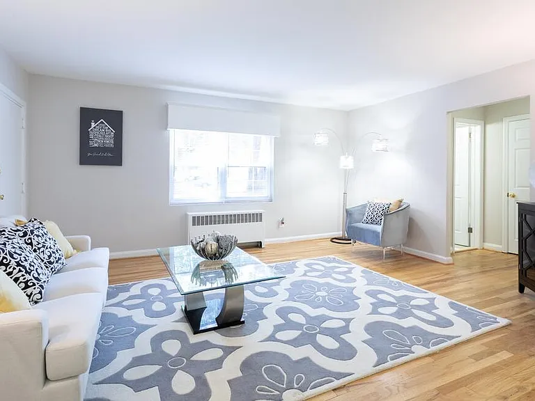 Lloyd Apartments — Photo 16
