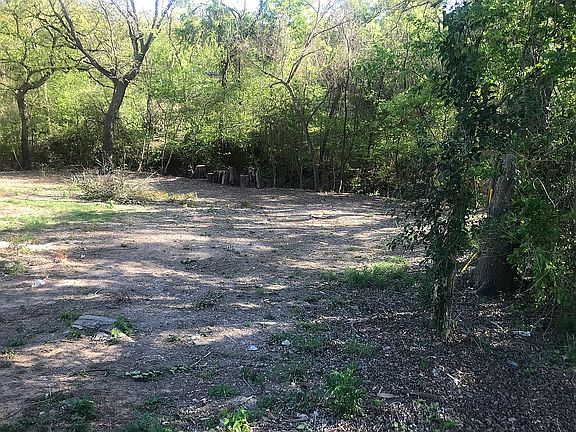 4th image of 810 Estates Dr