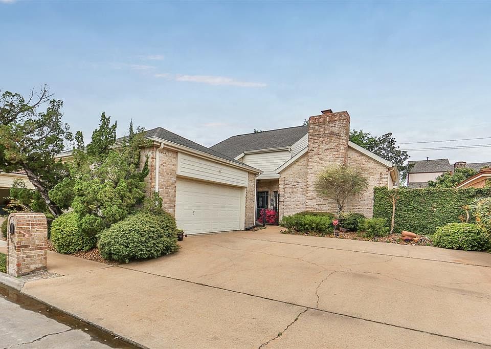 Spacious patio home has 3 bedroom, 2/1 bathroom home with pool located in Briarhills. This home has never flooded.