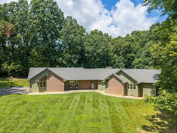 2nd image of 2082 Ridgewood Dr