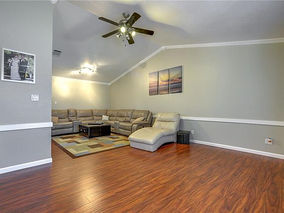 5th image of 555 Goliad Dr