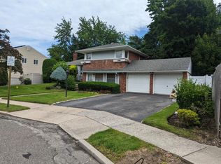 77 Colony Ln, Syosset, NY 11791