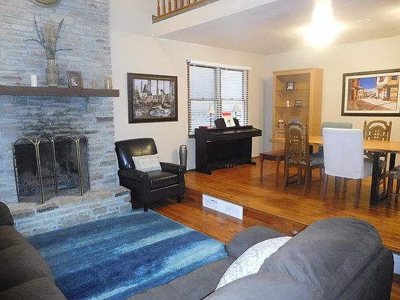 Living room / dining area (from another angle)