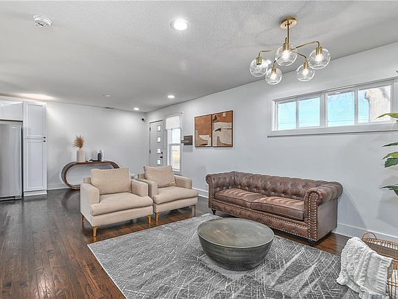 4th image of 209 W 89th St