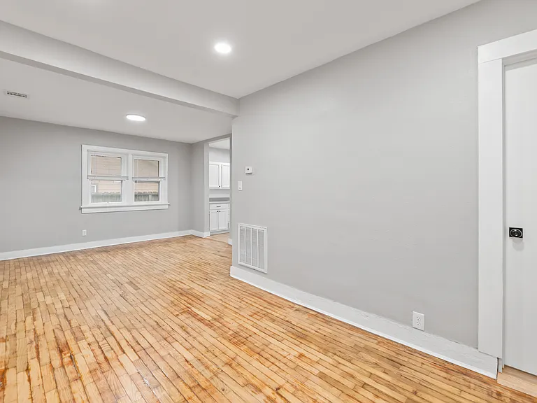 119 S Custer Ave — Photo 3