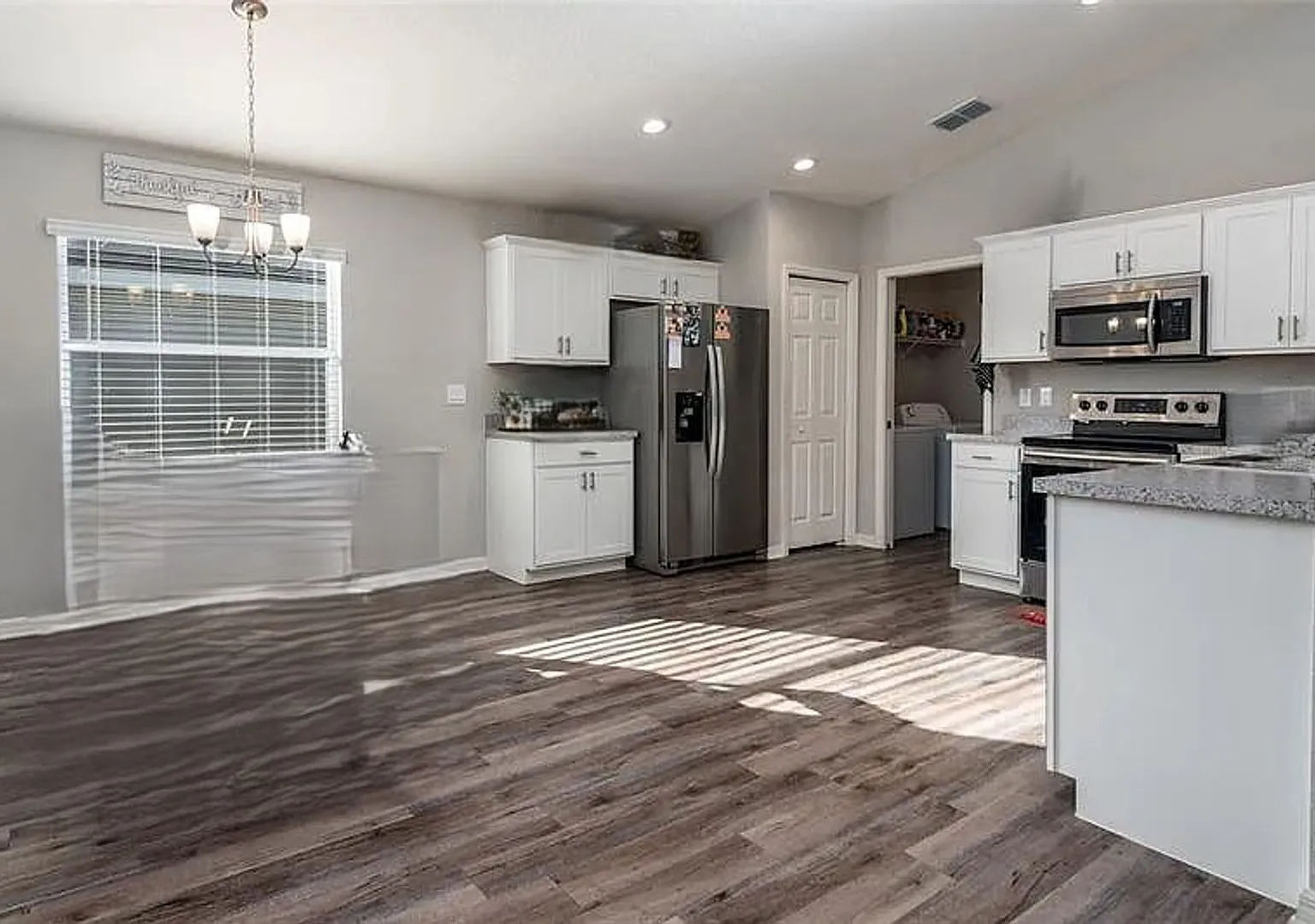 Gorgeous Three Bedroom in Towne Park Estates — Photo 4
