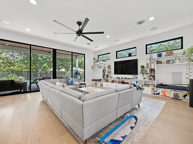 1204 Brentwood St — Photo 10