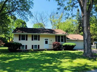9 University Dr, Clinton, NY 13323