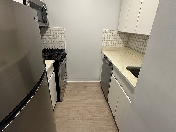 5th image of 145 E 48th St APT 14H