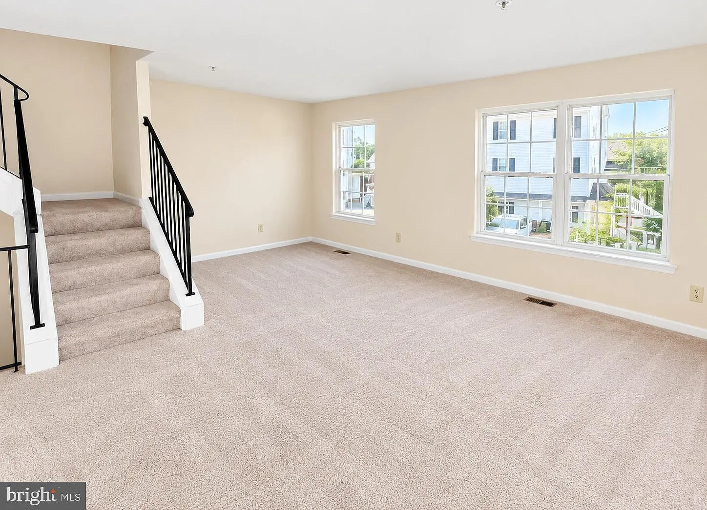3 bed, 2.5 bath, 1360 sqft, $2,300 — Photo 3