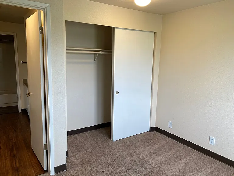 Hill House Apartments — Photo 10