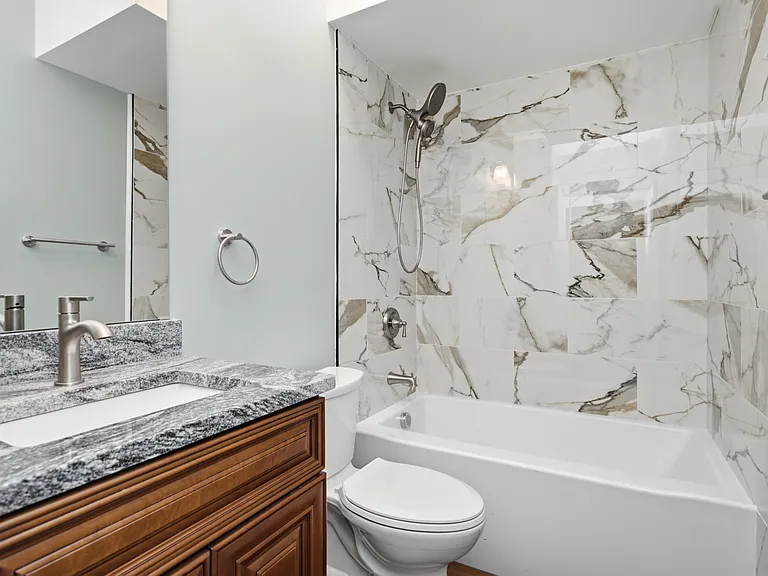 470 Oakville Ave — Photo 17