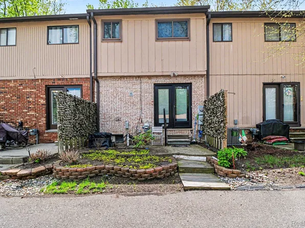 3120 N Summers Rd, Keego Harbor, MI 48320