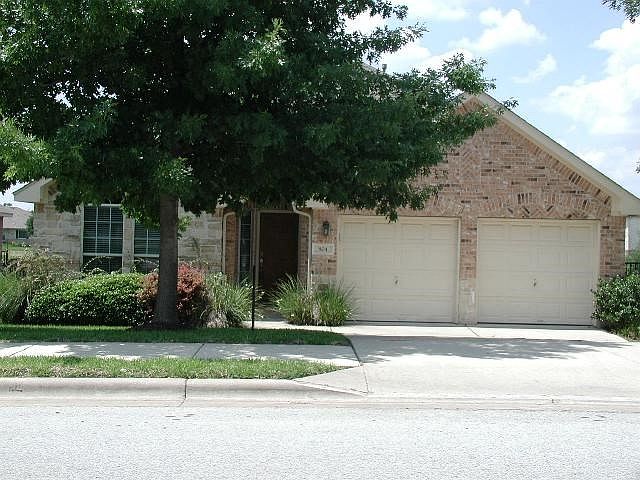 1st image of 804 Bent Wood Pl