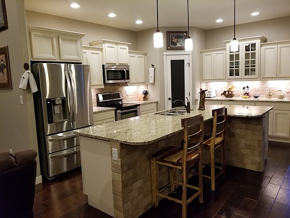 Modern Kitchen w/Pantry