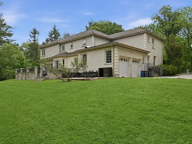 31 Cornwall Ln — Photo 42