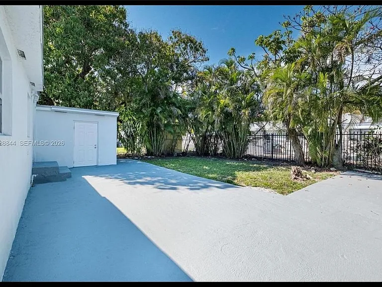 529 NW 42nd St — Photo 14