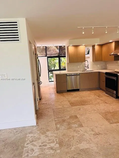 241 Harbor Dr