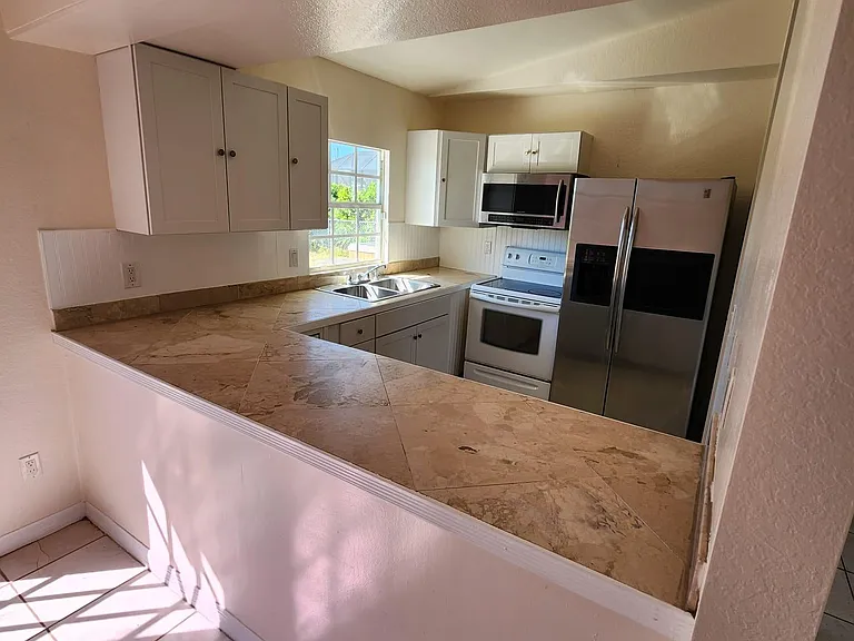 1014 NE 5th Pl — Photo 2