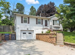 166 Crestmont Dr, Council Bluffs, IA 51503