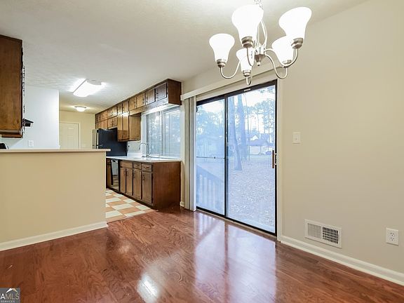 5th image of 599 Meadows Ct