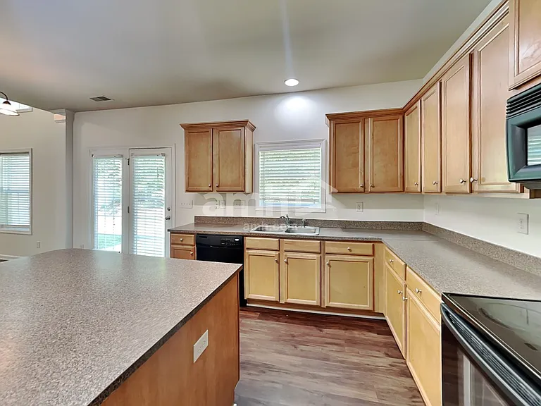 9839 Jeanette Cir — Photo 4