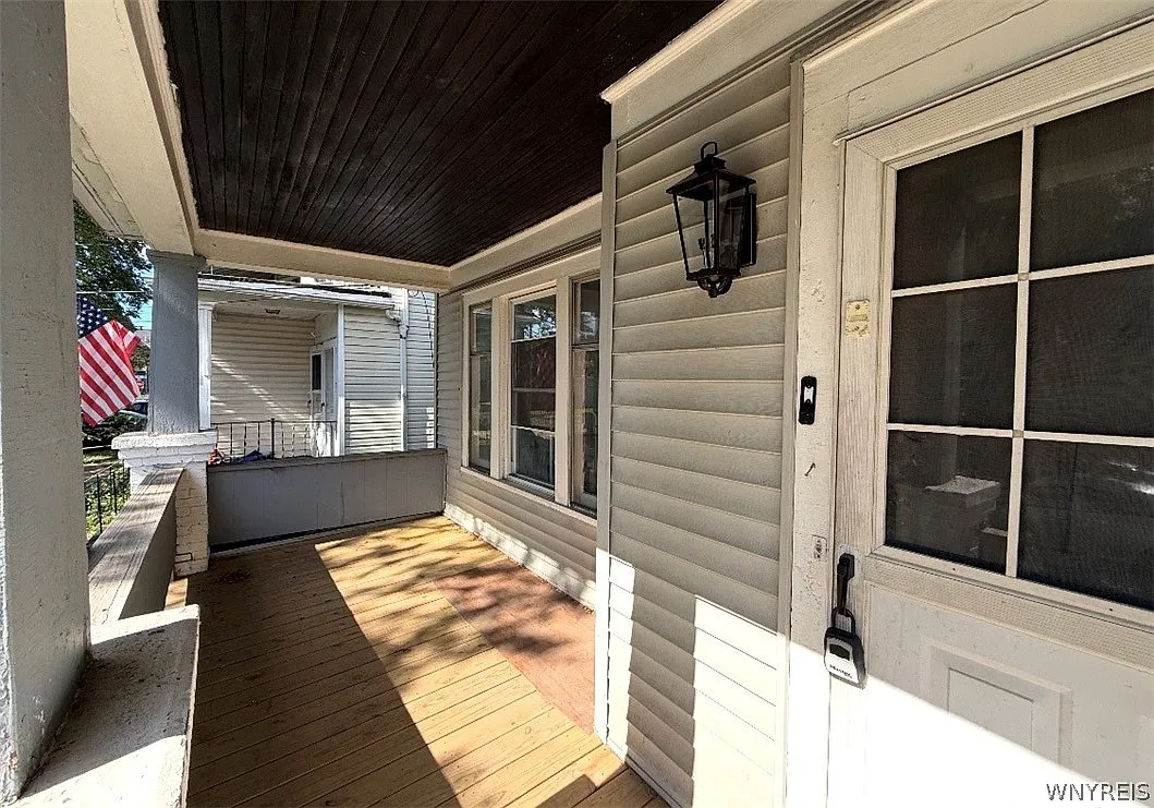 3 bed, 1.0 bath, 2362 sqft, $1,350 — Photo 2