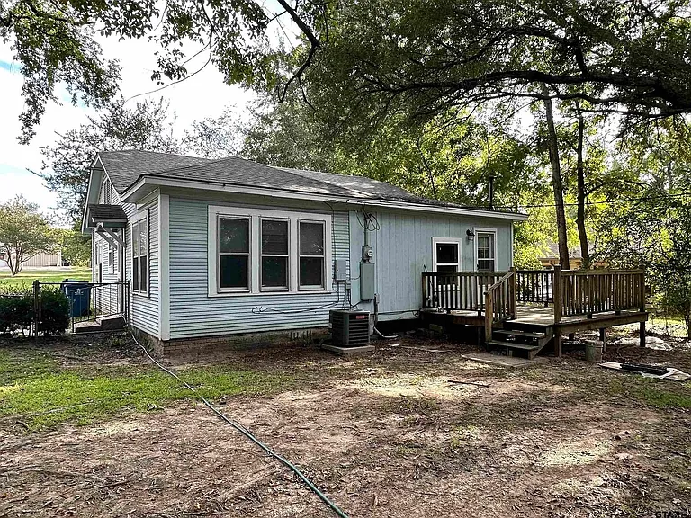 305 E Bradford St — Photo 8